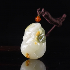 籽料和田玉三色巳蛇吊坠