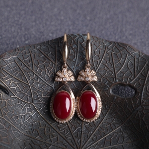 18K阿卡牛血红珊瑚耳环