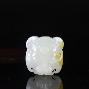 籽料和田白玉虎面吊坠