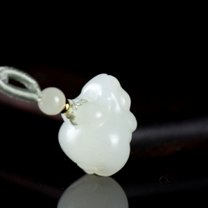 籽料和田白玉兔子吊坠