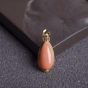 18KMOMO珊瑚水滴吊坠