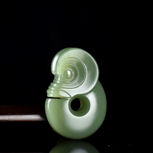 山料和田青玉玉猪龙吊坠