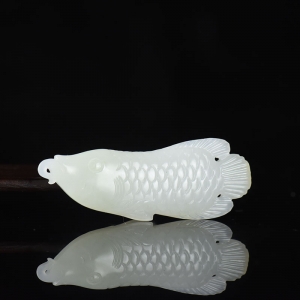 籽料和田白玉金龙鱼吊坠