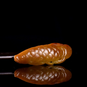 籽料和田玉黄沁金龙鱼吊坠