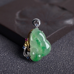 18K糯冰种飘翠翡翠如意吊坠