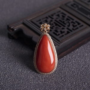 18KMOMO珊瑚水滴吊坠