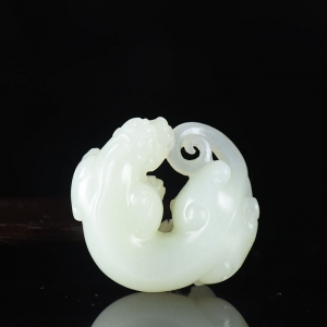 籽料和田白玉螭龙吊坠