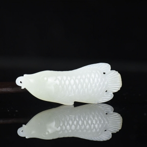 籽料和田白玉金龙鱼吊坠