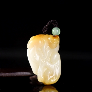 籽料和田玉黄沁灵猴献瑞吊坠