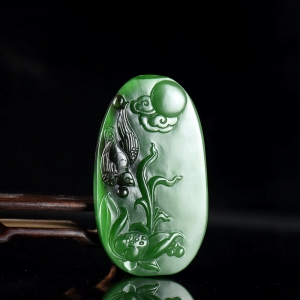 山料和田碧玉荷趣吊坠