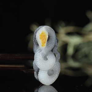 籽料和田青花灵蛇吊坠