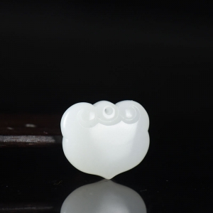 籽料和田白玉如意锁吊坠