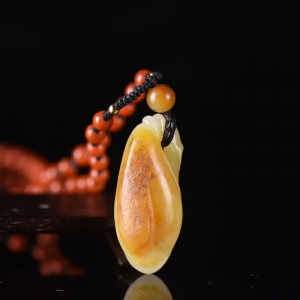 籽料和田玉黄沁玉兰花吊坠