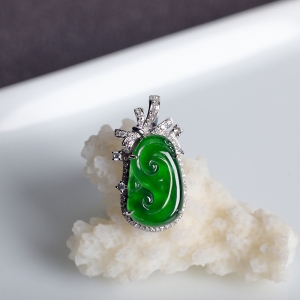 18K冰种翠绿翡翠如意吊坠