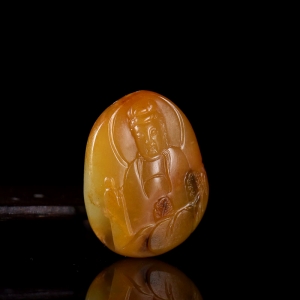 籽料和田玉黄沁观音吊坠