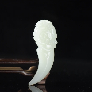 籽料和田白玉龙牙吊坠