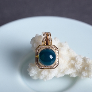 18K天空蓝多米蓝珀吊坠