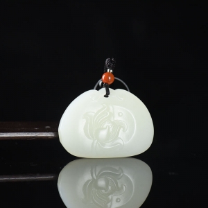 籽料和田白玉花锁吊坠