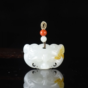 籽料和田白玉守护吊坠