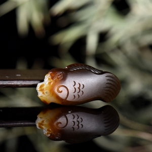 籽料和田玉鱼化龙吊坠