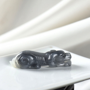 籽料和田玉青花旺财吊坠