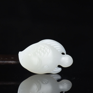 籽料和田白玉年年有余吊坠