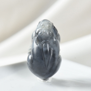 籽料和田玉青花貔貅吊坠