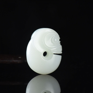 籽料和田白玉玉猪龙吊坠