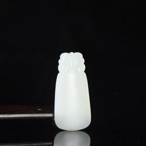 籽料和田白玉守护无事牌吊坠