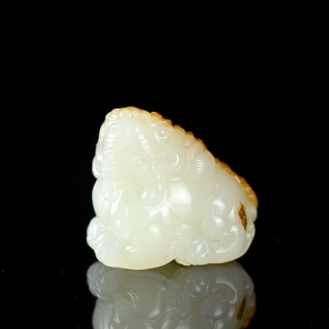 籽料和田白玉醒狮吊坠