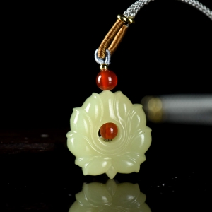 山料和田黄玉莲花吊坠