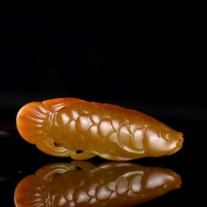 籽料和田玉黄沁金龙鱼吊坠