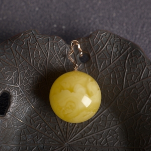 18K白花蜜蜡圆珠吊坠