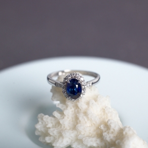 18K深蓝色蓝宝石戒指