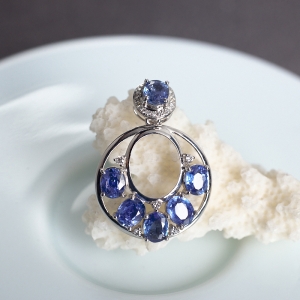 18K蓝色蓝宝石吊坠