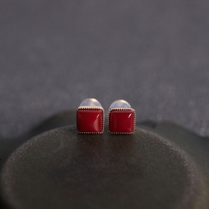 18K阿卡牛血红珊瑚方形耳钉