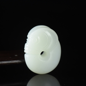 籽料和田白玉玉猪龙吊坠