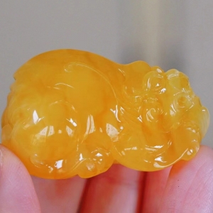 鸡油黄蜜蜡貔貅吊坠