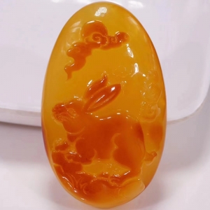 俏色鸡油黄蜜蜡兔子吊坠