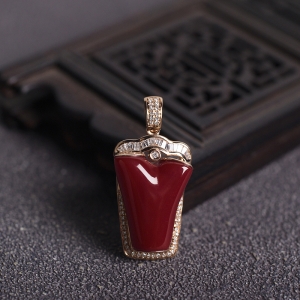 18K阿卡牛血红珊瑚随形吊坠