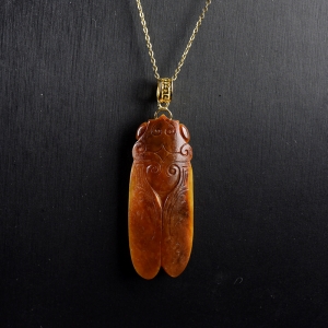 18K籽料和田玉一鸣惊人吊坠