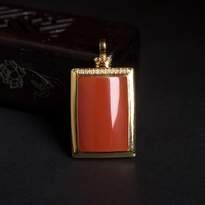 18K樱桃红南红方形吊坠