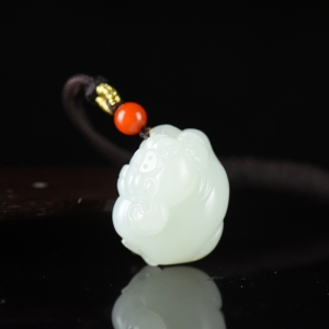 籽料和田白玉福猪吊坠