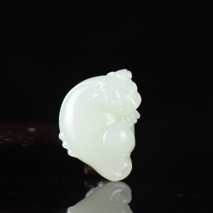 籽料和田白玉貔貅吊坠