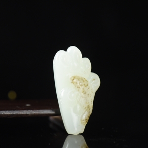 籽料和田白玉大权在握吊坠