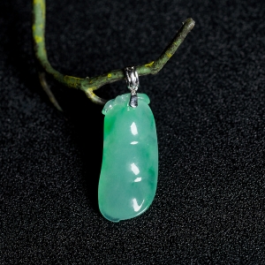 18K糯冰种飘翠翡翠福豆吊坠