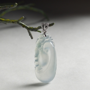 18K冰种浅绿翡翠如意吊坠