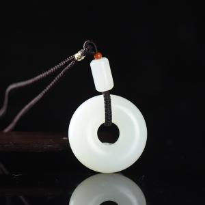 籽料和田白玉平安环吊坠