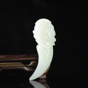 籽料和田白玉龙牙吊坠