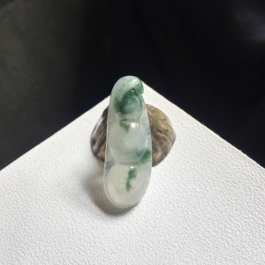 糯冰种飘花翡翠福豆吊坠